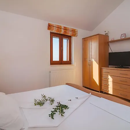 Stunning In With Heated Swimming Pool Sutivan