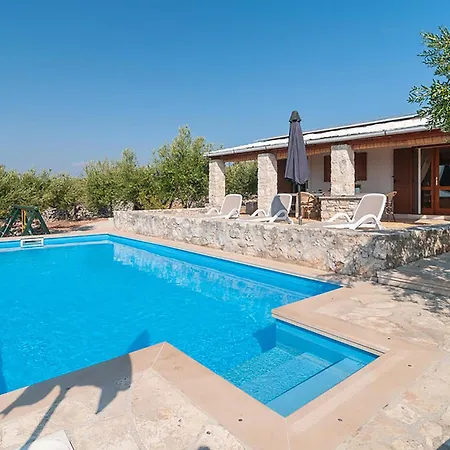 Casa de Férias Stunning In With Heated Swimming Pool Sutivan