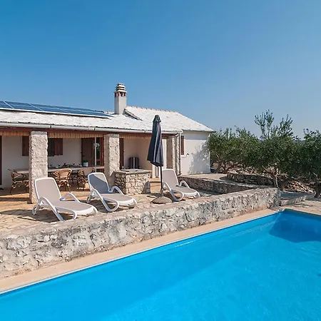 Casa de Férias Stunning In With Heated Swimming Pool Sutivan